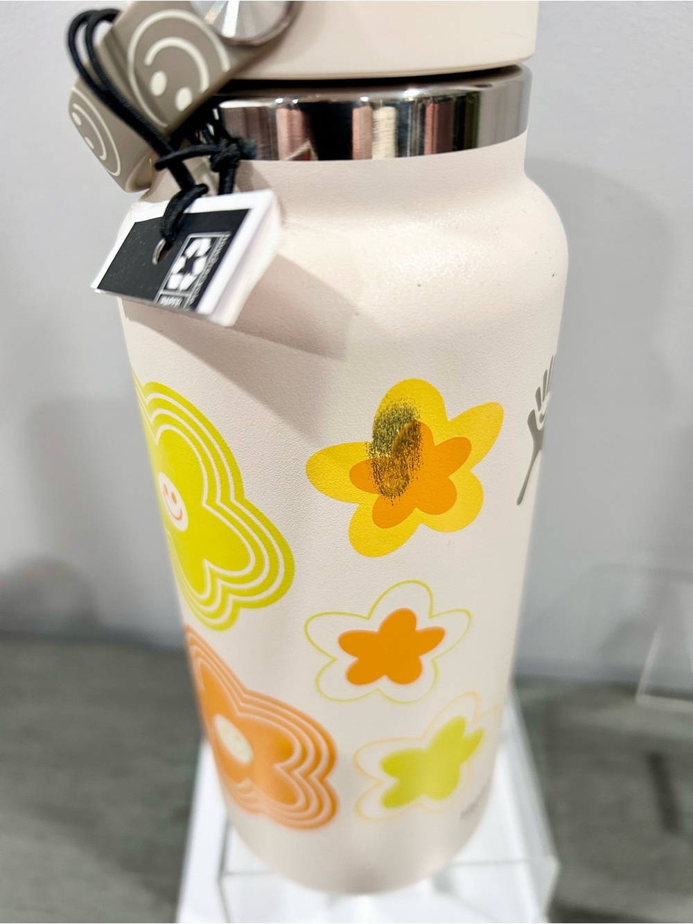 Hydro Flask White Floral Stainless Water Bottle - Picture 4 of 6